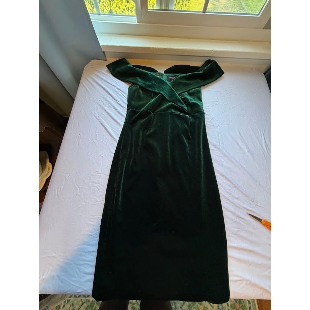 NWT Women's Velvet Cocktail Dress Perfect for the Holiday Season - US4